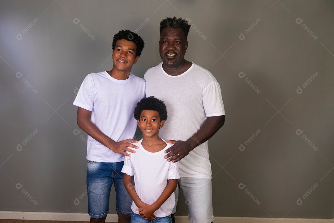 Lindo pai e filhos usando roupas brancas sobre fundo isolado