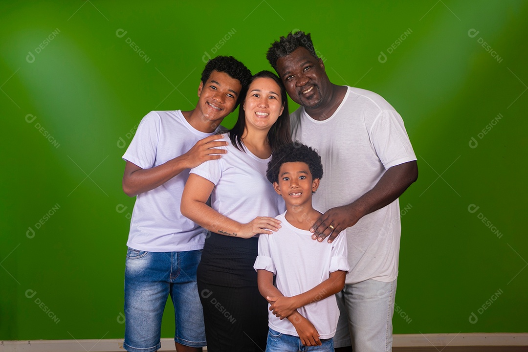Lindos pais e filhos usando roupas brancas e sorridentes sobre fundo verde isolado