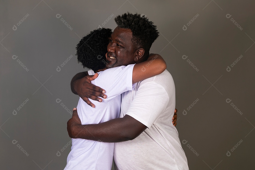 Lindo pai e filho se abraçando sorridentes sobre fundo isolado