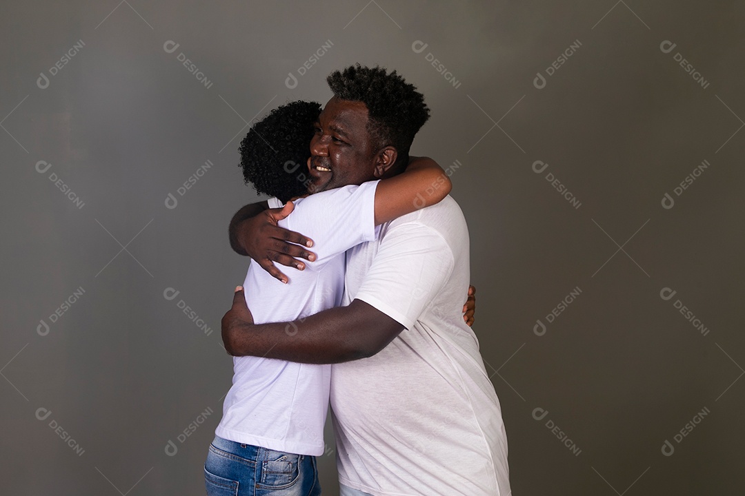 Lindo pai e filho se abraçando sorridentes sobre fundo isolado