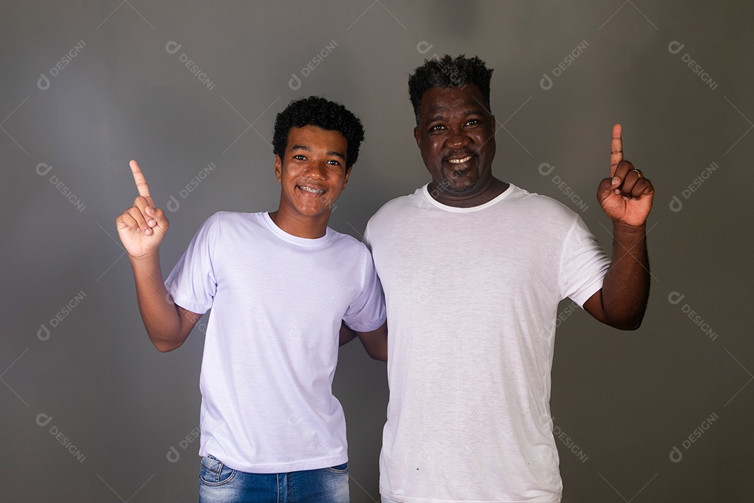 Lindo pai e filho se abraçando sorridentes sobre fundo isolado
