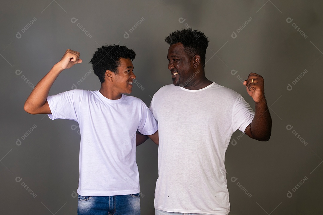 Lindo pai e filho se abraçando sorridentes sobre fundo isolado