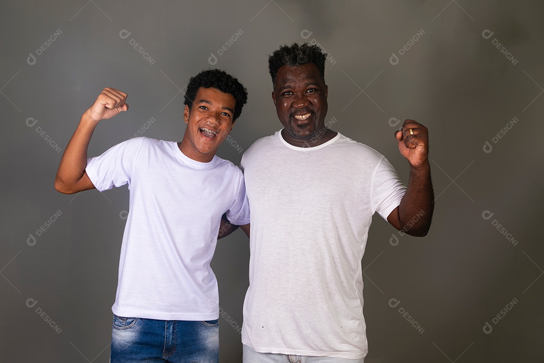 Lindo pai e filho se abraçando sorridentes sobre fundo isolado