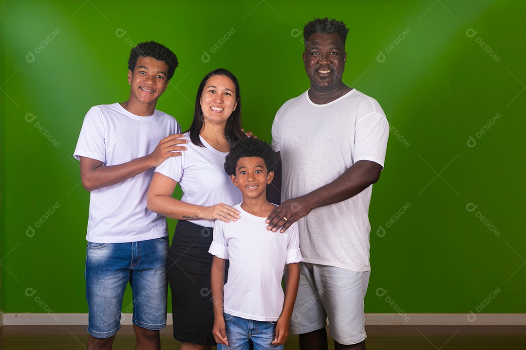 Lindos pais e filhos usando roupas brancas e sorridentes sobre fundo verde isolado