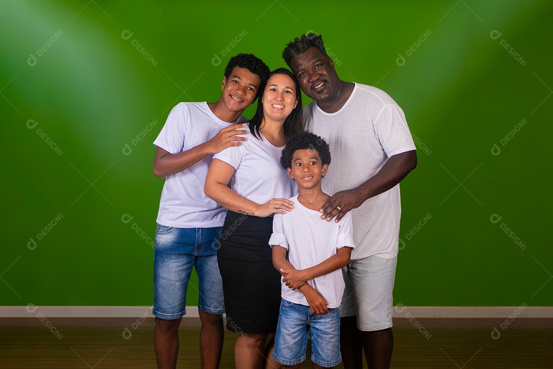 Lindos pais e filhos usando roupas brancas e sorridentes sobre fundo verde isolado