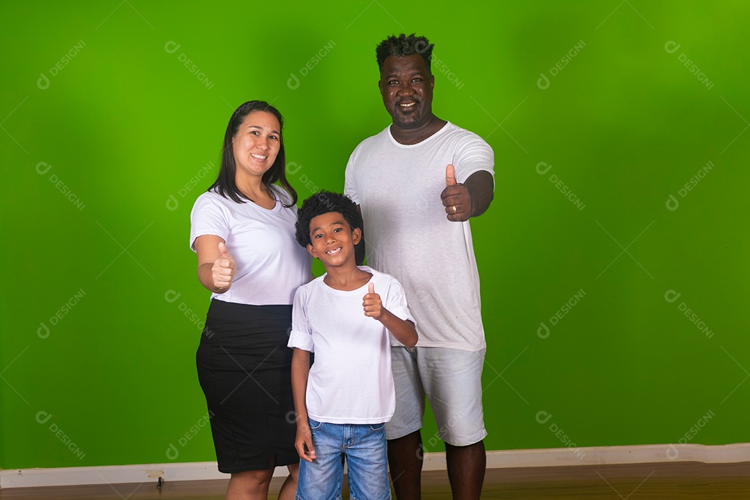 Lindos pais e filho usando roupas brancas e sorridentes sobre fundo verde isolado