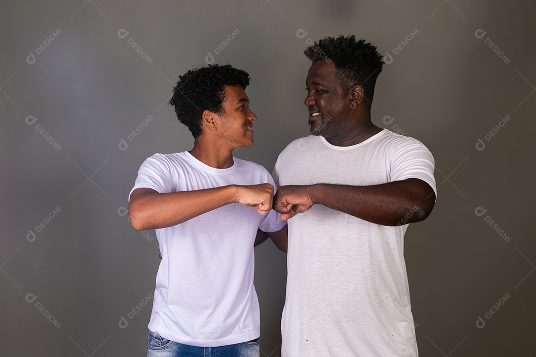 Lindo pai e filho se abraçando sorridentes sobre fundo isolado