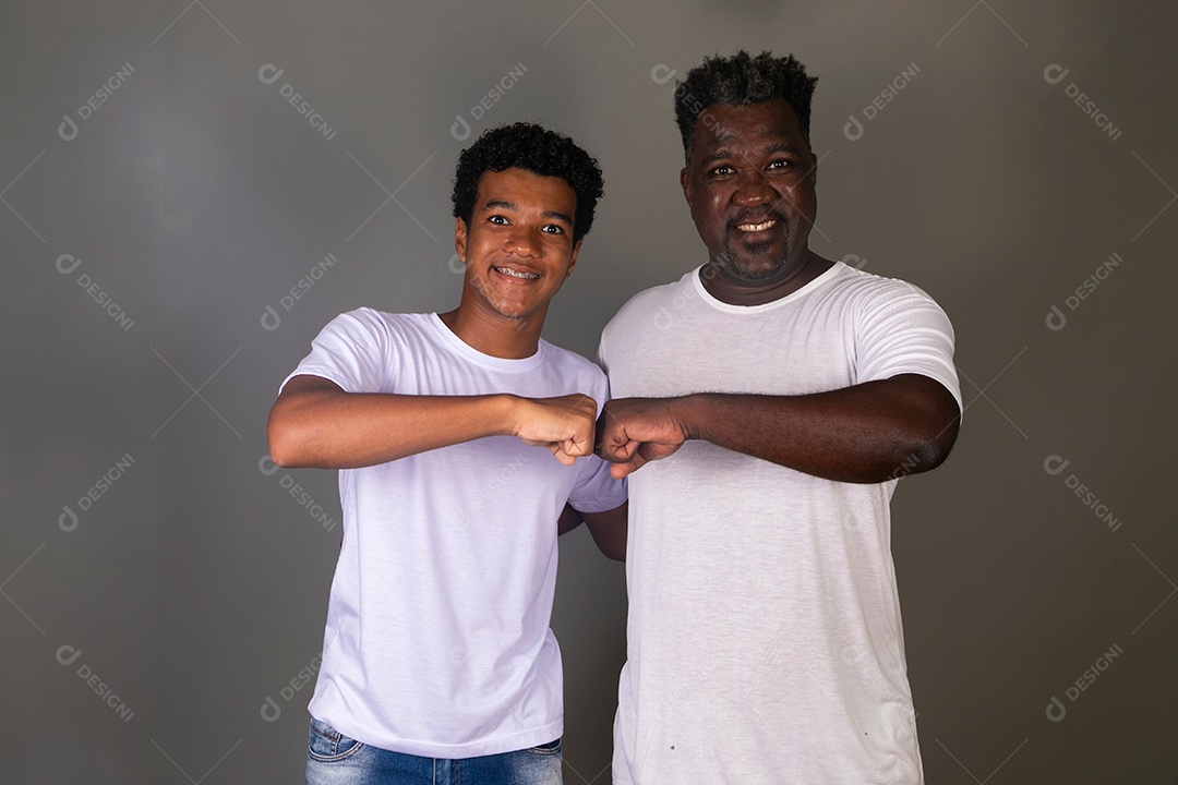 Lindo pai e filho se abraçando sorridentes sobre fundo isolado