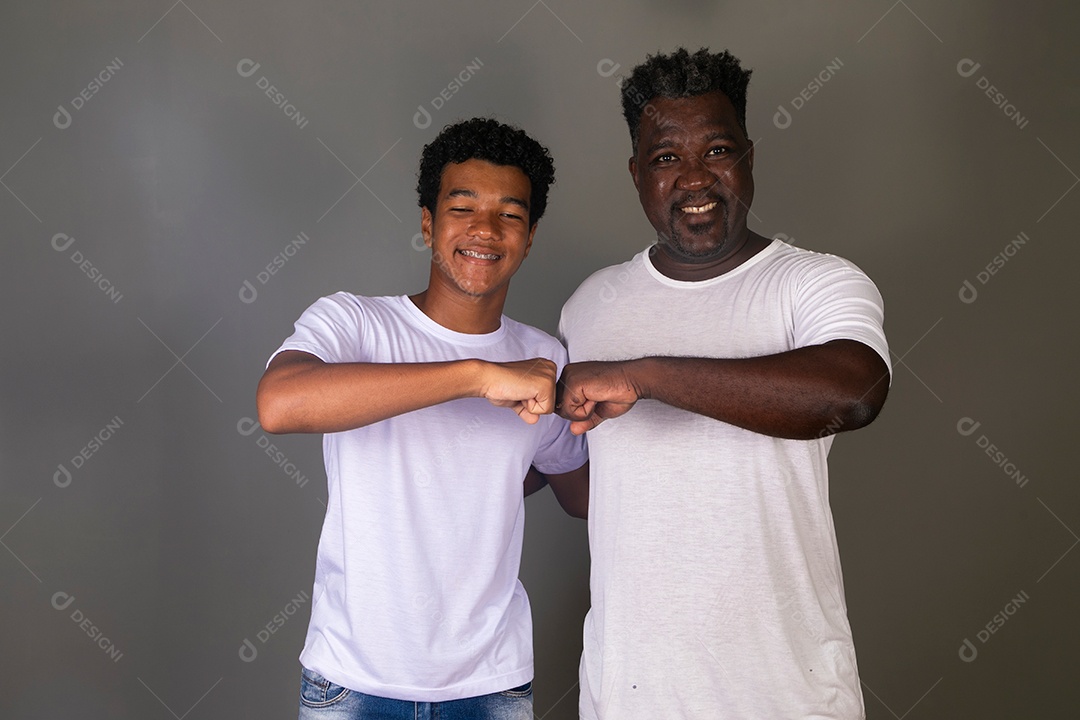 Lindo pai e filho se abraçando sorridentes sobre fundo isolado