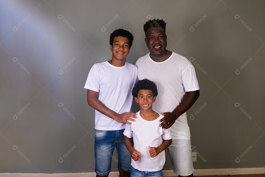 Lindos pai e filhos usando roupas brancas e sorridentes sobre fundo isolado