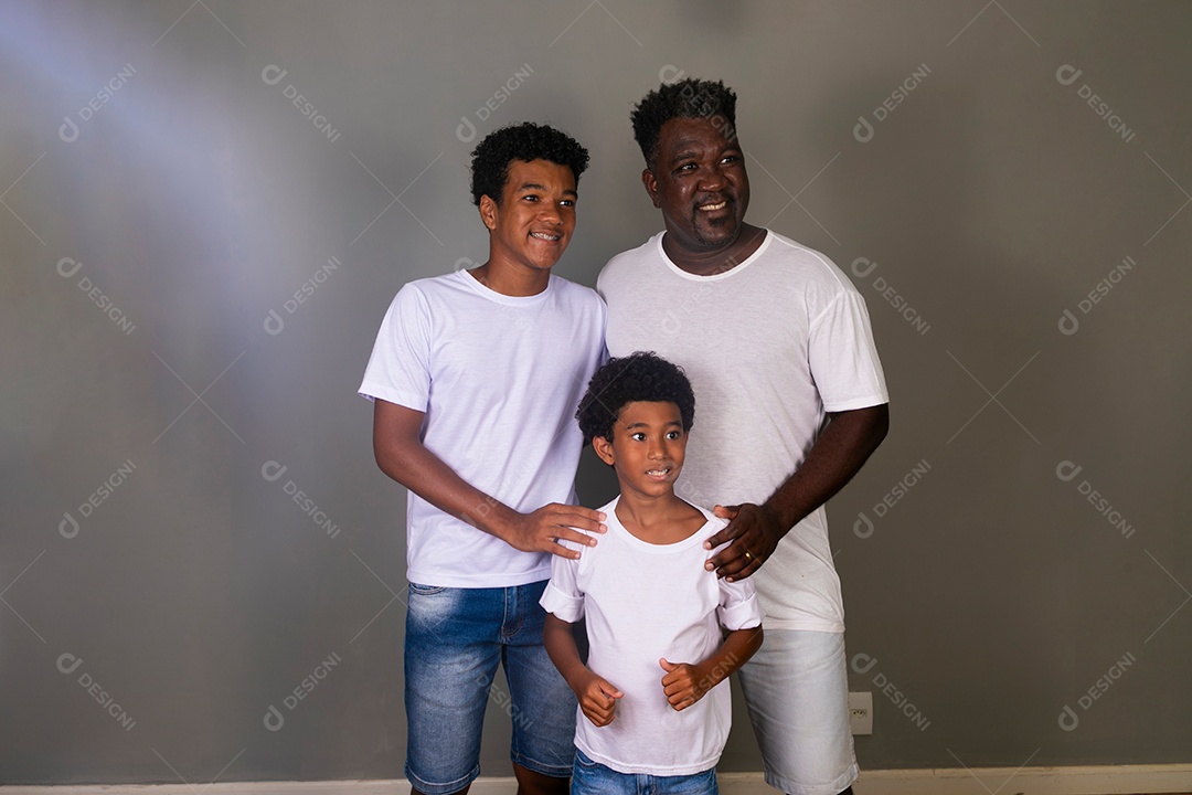 Lindo pai e filhos usando roupas brancas sobre fundo isolado