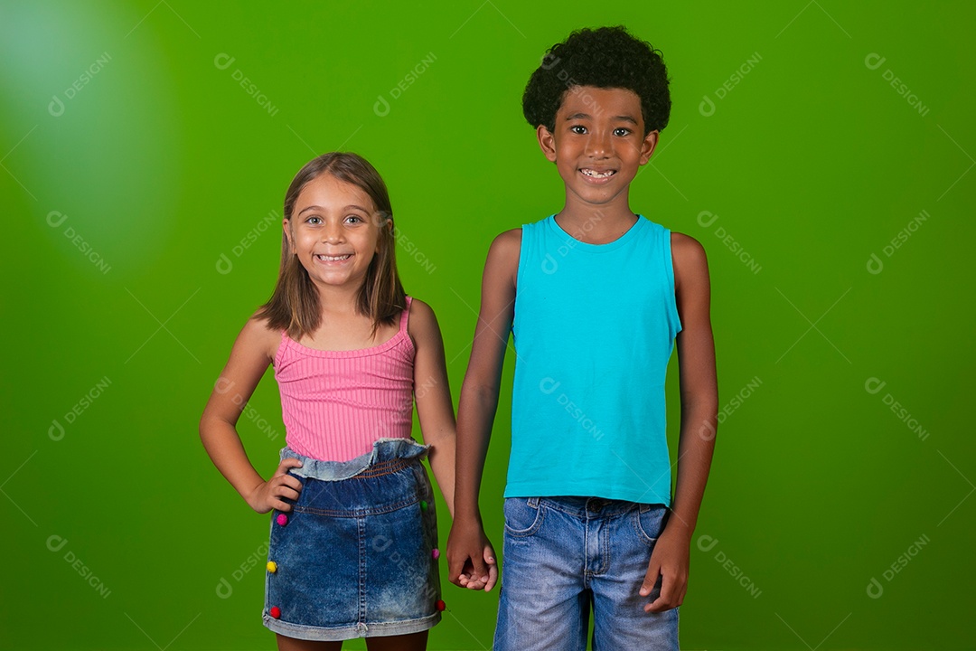 Lindas crianças sorridentes de mãos dadas sobre fundo verde isolado