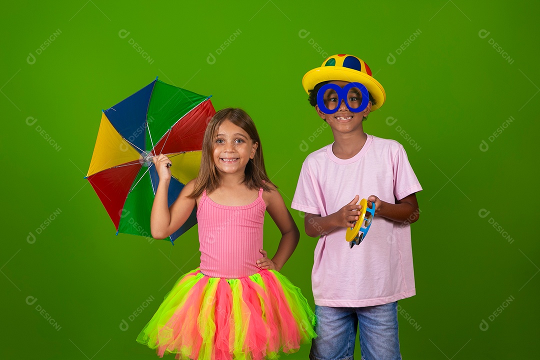 Lindas crianças fantasiadas sobre fundo verde isolado