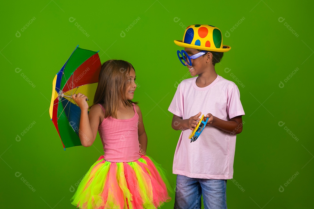 Lindas crianças fantasiadas sobre fundo verde isolado