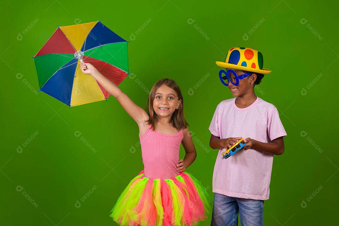 Lindas crianças fantasiadas sobre fundo verde isolado