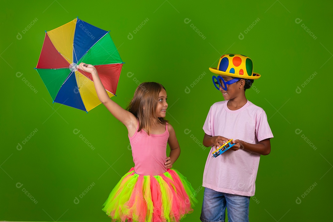 Lindas crianças fantasiadas sobre fundo verde isolado