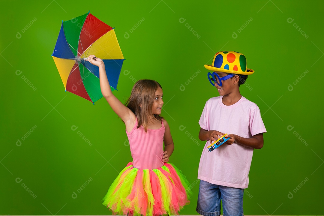 Lindas crianças fantasiadas sobre fundo verde isolado