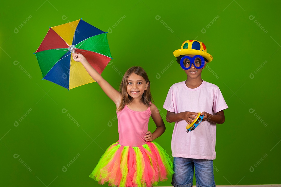 Lindas crianças fantasiadas sobre fundo verde isolado