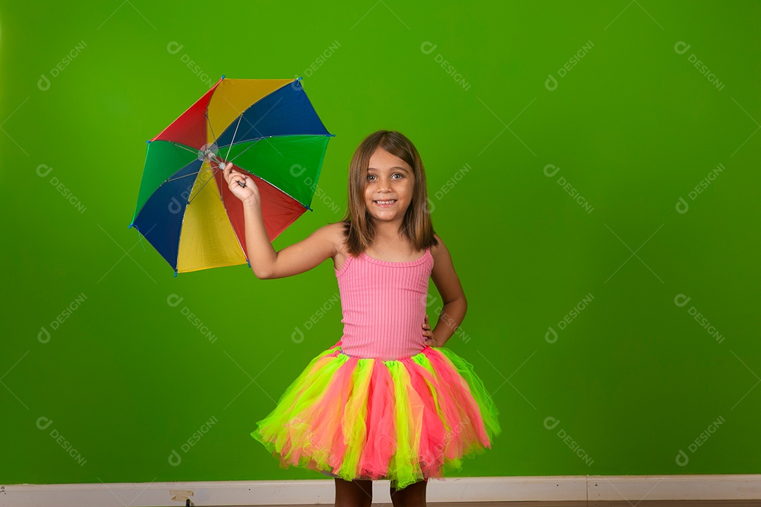Linda menina fantasiada sobre fundo verde isolado