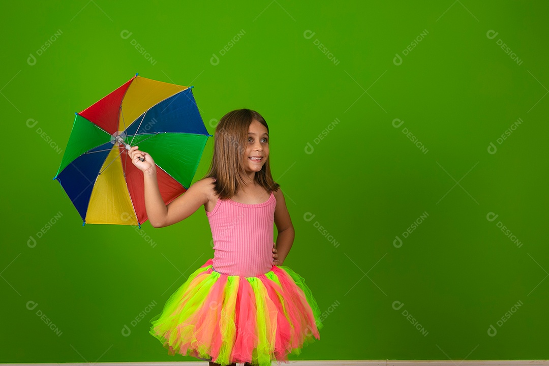 Linda menina fantasiada sobre fundo verde isolado