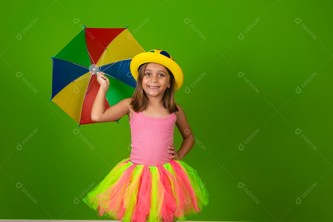 Linda menina loira fantasiada sobre fundo verde isolado