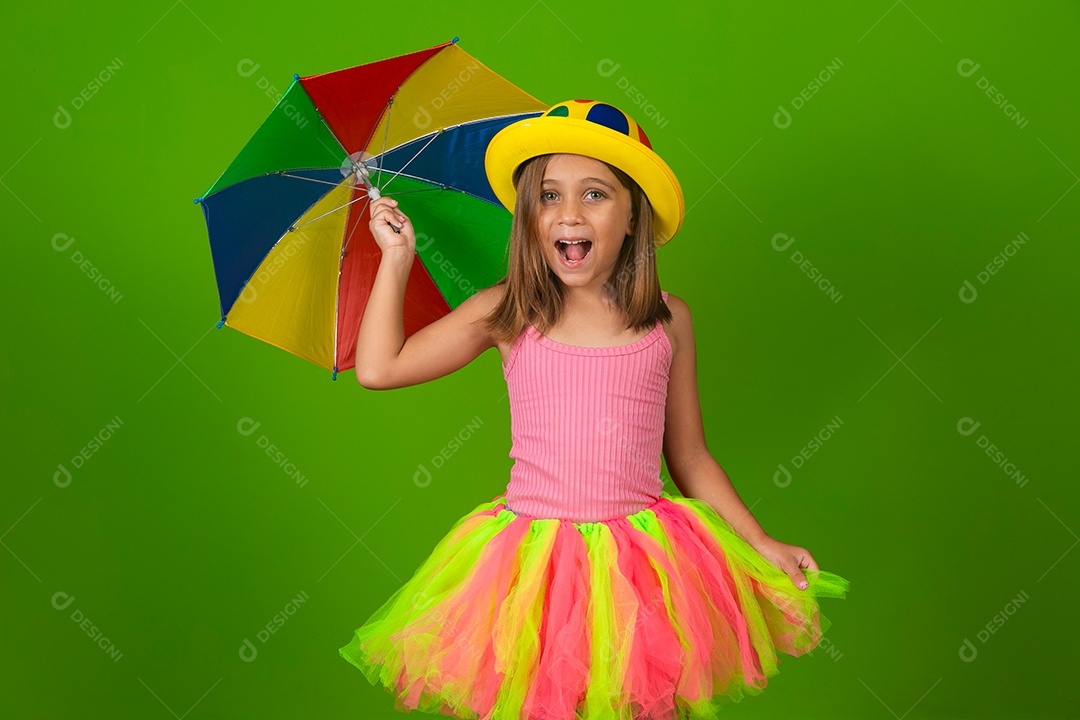 Linda menina loira fantasiada sobre fundo verde isolado