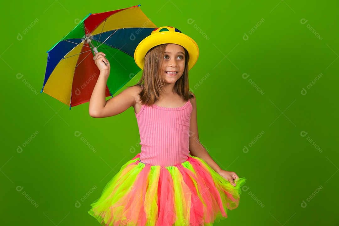 Linda menina loira fantasiada sobre fundo verde isolado