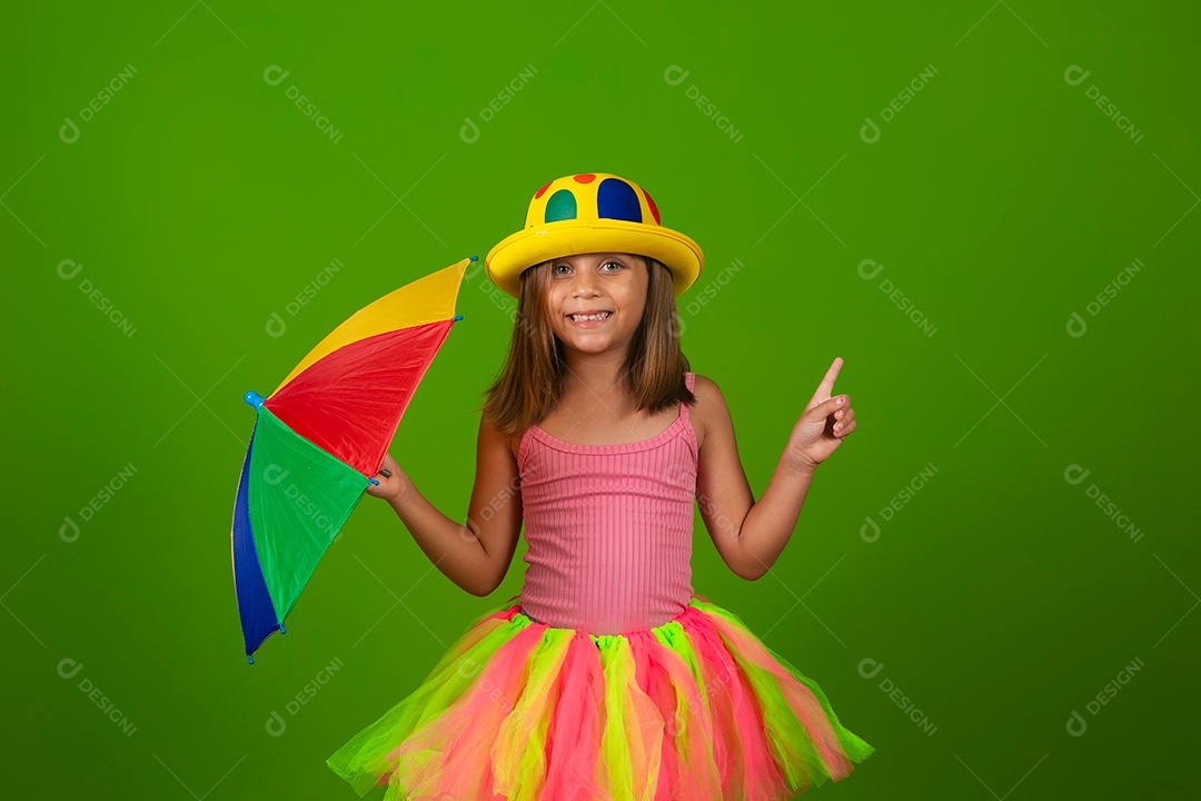 Linda menina loira fantasiada sobre fundo verde isolado