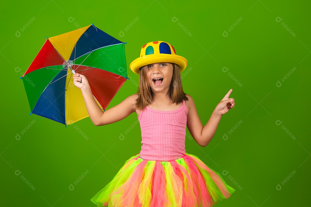 Linda menina loira fantasiada sobre fundo verde isolado