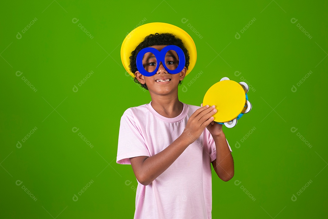 Lindo garoto negro fantasiado sobre fundo verde isolado