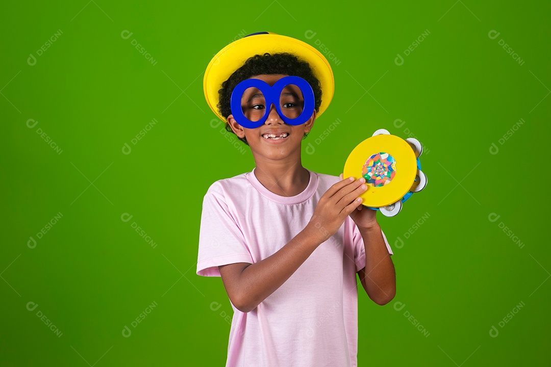 Lindo garoto negro fantasiado sobre fundo verde isolado