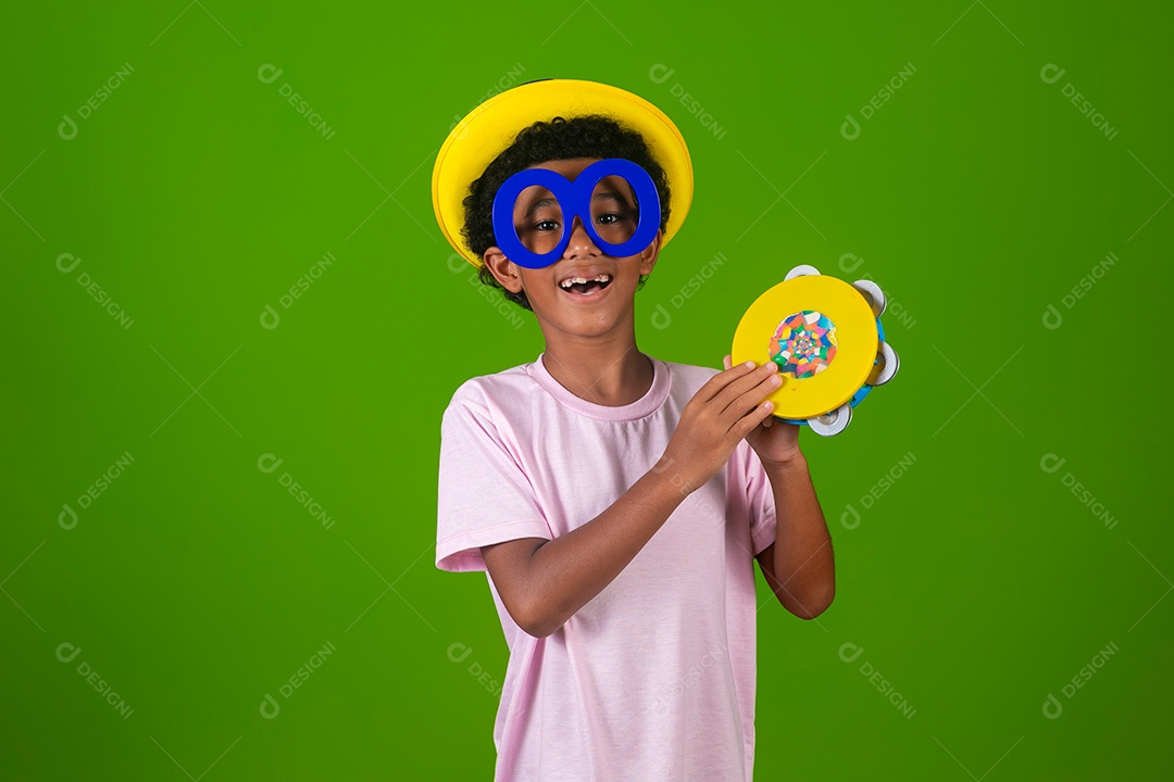 Lindo garoto negro fantasiado sobre fundo verde isolado