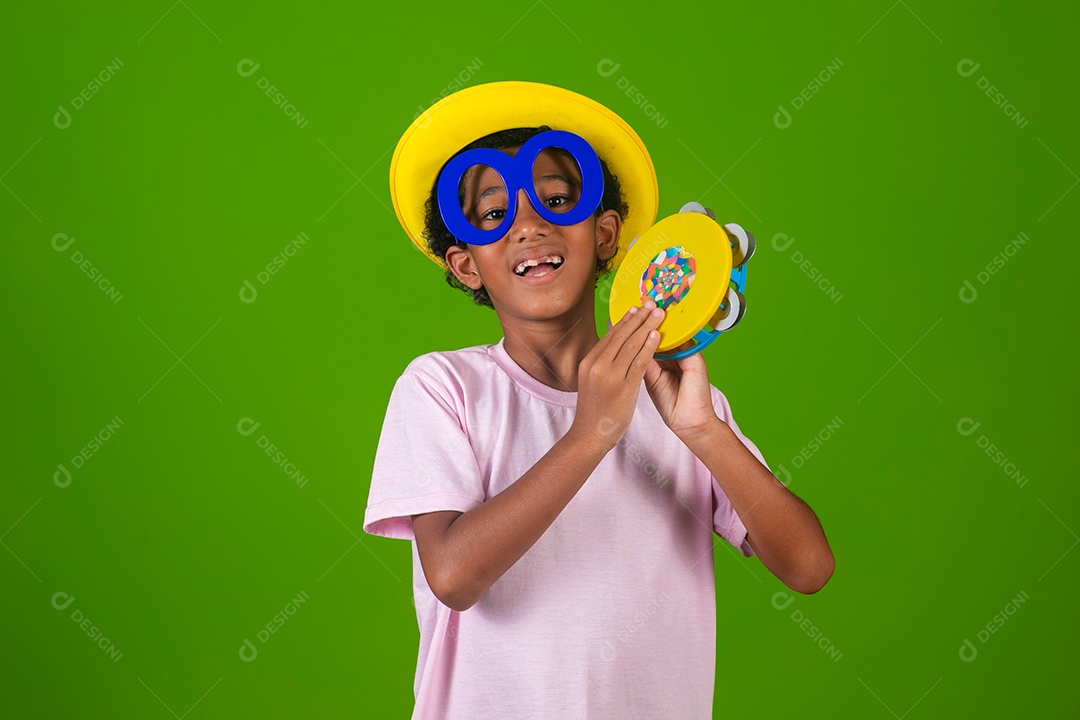 Lindo garoto negro fantasiado sobre fundo verde isolado