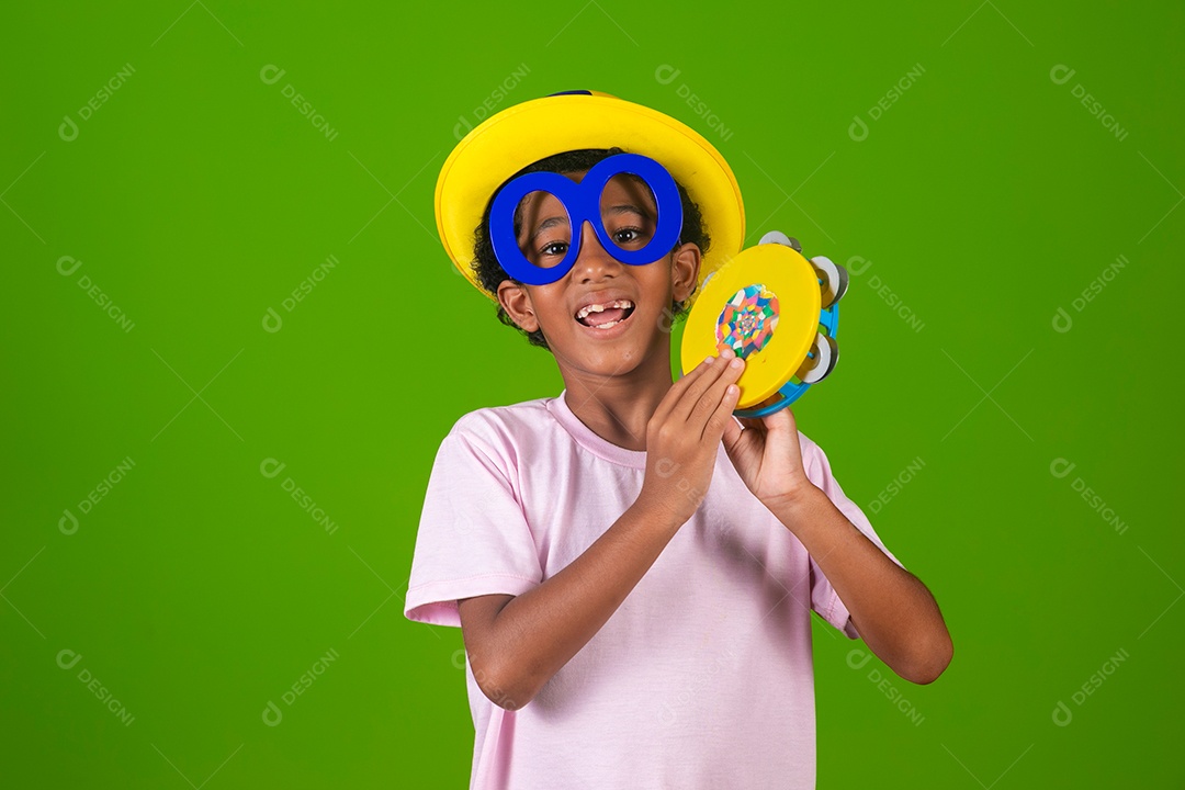 Lindo garoto negro fantasiado sobre fundo verde isolado