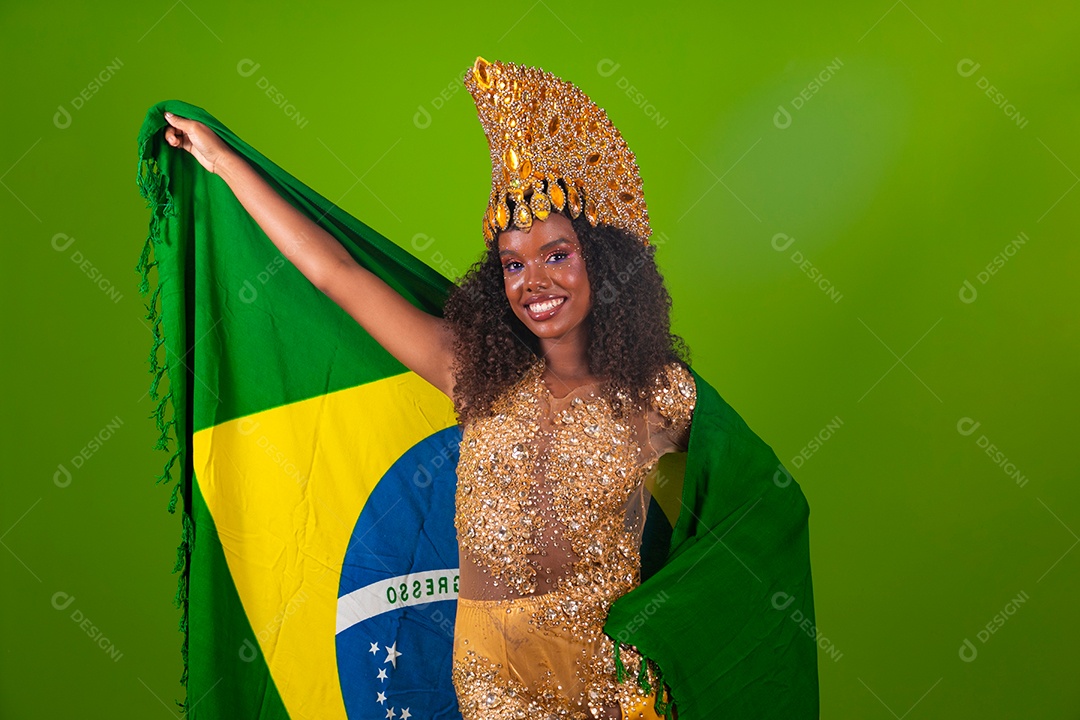 Linda morena fantasiada segurando bandeira do brasil sobre fundo verde isolado