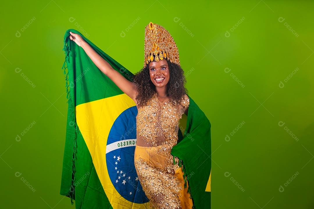 Linda morena fantasiada segurando bandeira do brasil sobre fundo verde isolado