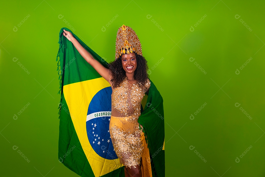Linda morena fantasiada segurando bandeira do brasil sobre fundo verde isolado