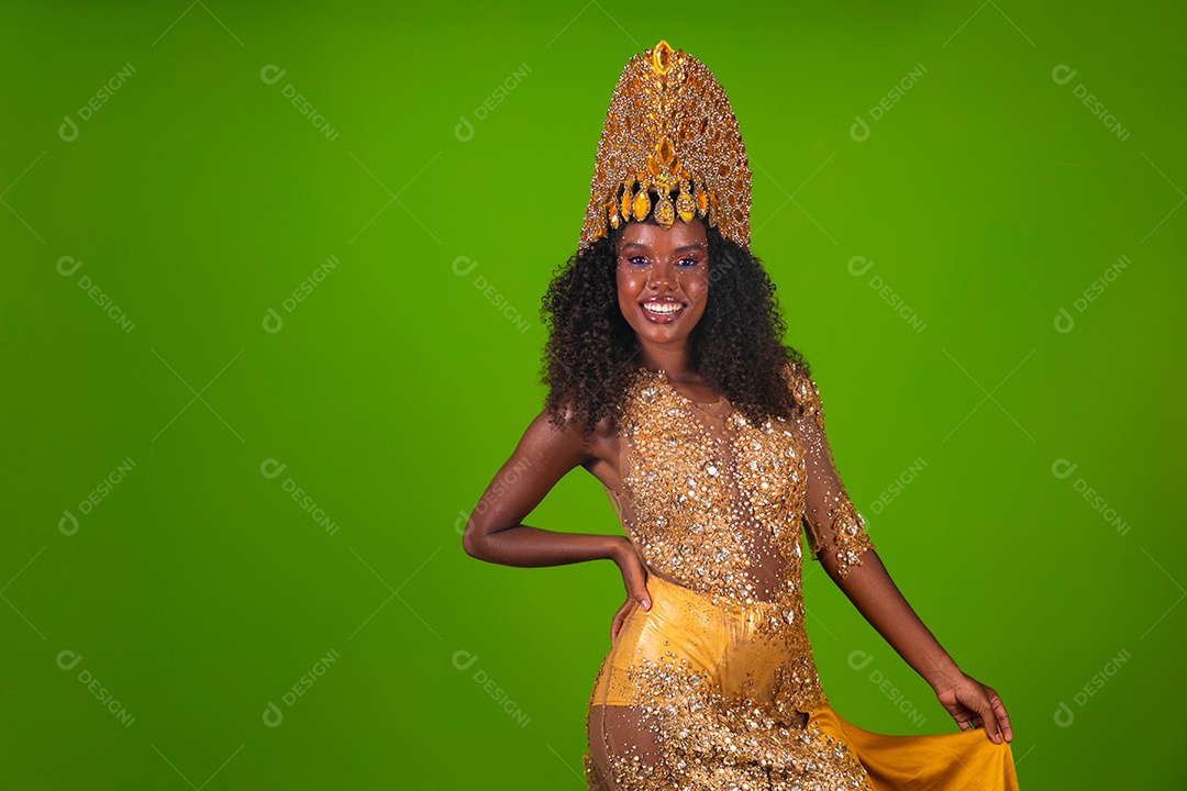 Linda morena fantasiada sorridente sobre fundo verde isolado