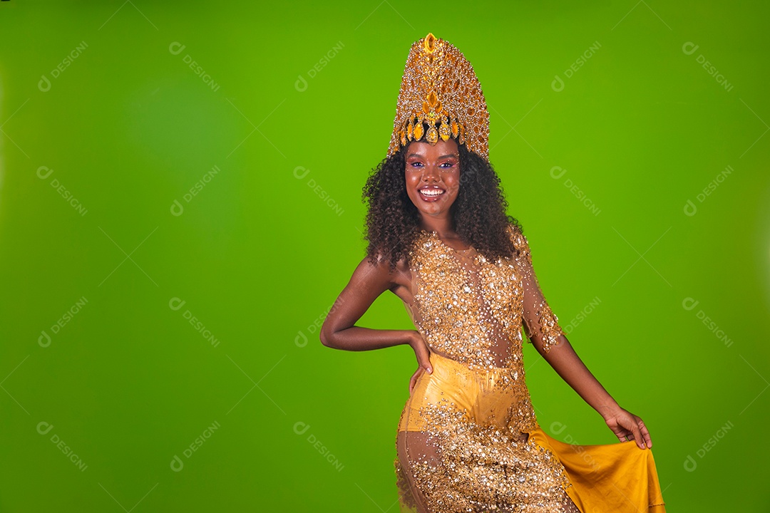 Linda morena fantasiada sorridente sobre fundo verde isolado