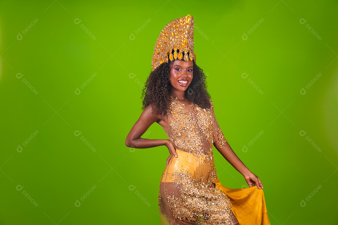 Linda morena fantasiada sorridente sobre fundo verde isolado