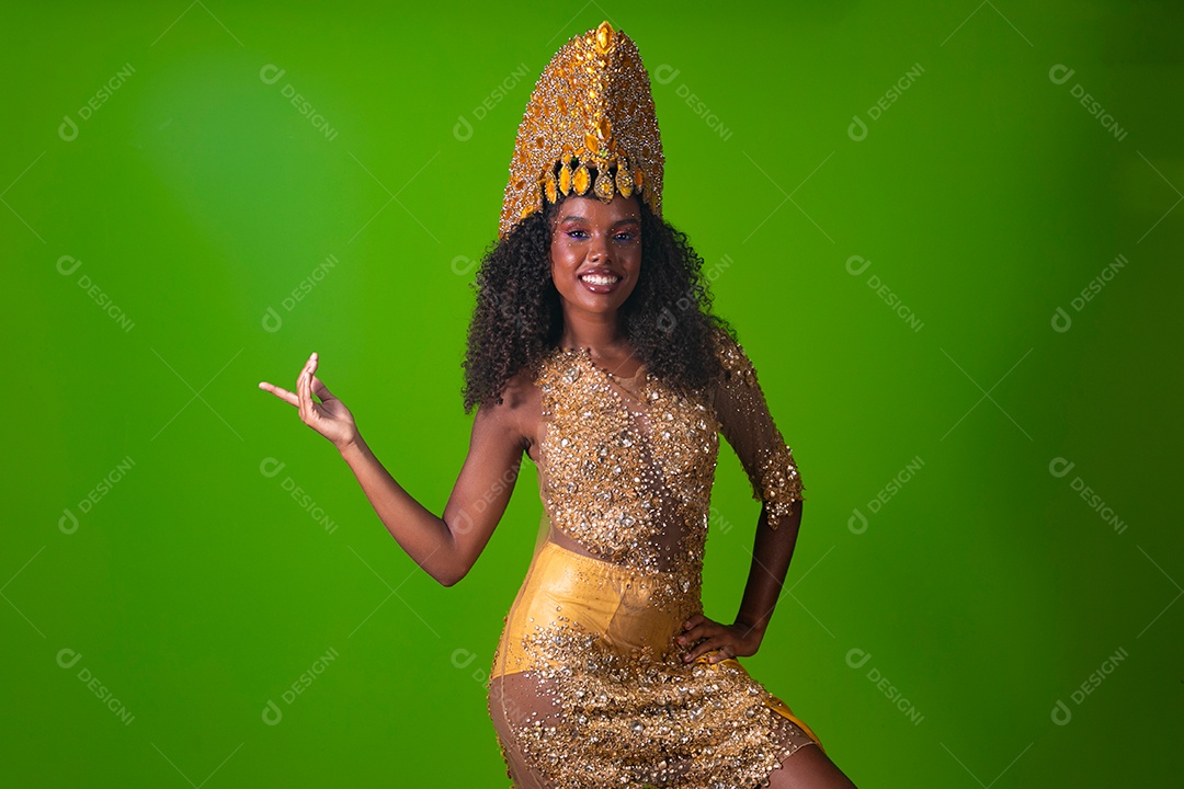 Linda morena fantasiada sorridente sobre fundo verde isolado