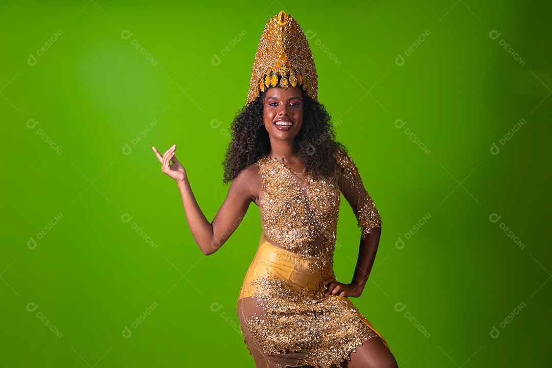 Linda morena fantasiada sorridente sobre fundo verde isolado