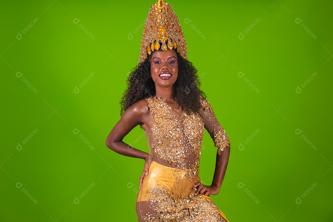 Linda morena fantasiada sorridente sobre fundo verde isolado