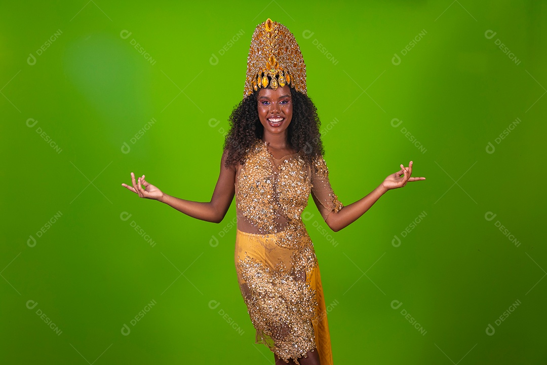 Linda morena fantasiada sorridente sobre fundo verde isolado