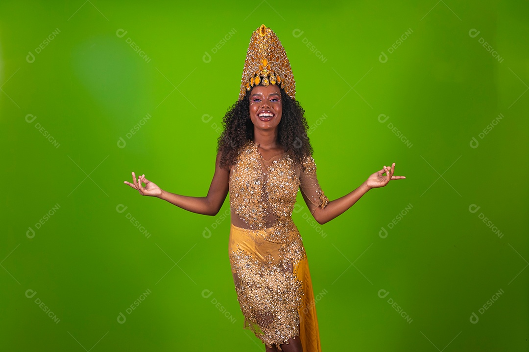 Linda morena fantasiada sorridente sobre fundo verde isolado