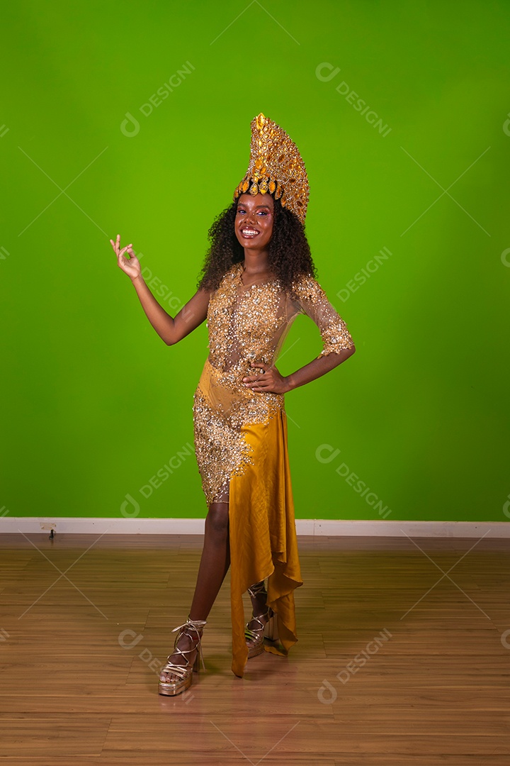 Linda morena fantasiada sorridente sobre fundo verde isolado