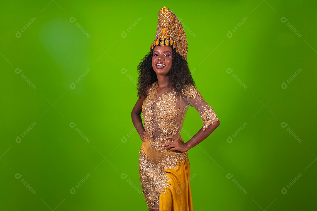 Linda morena fantasiada sorridente sobre fundo verde isolado