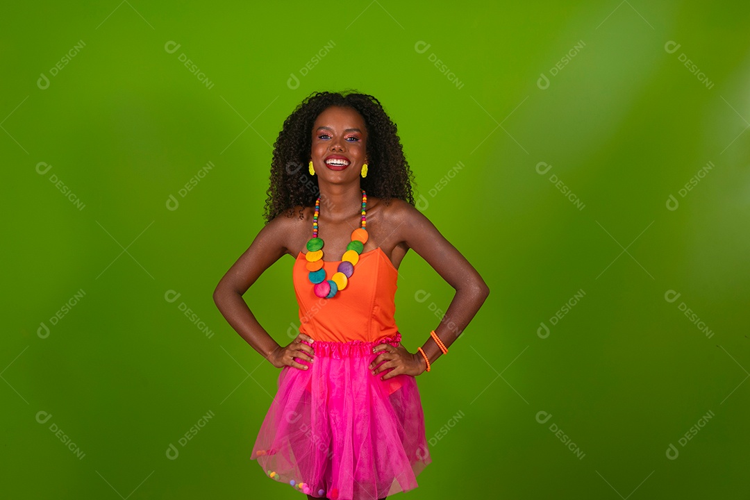 Linda morena fantasiada sorridente sobre fundo verde isolado