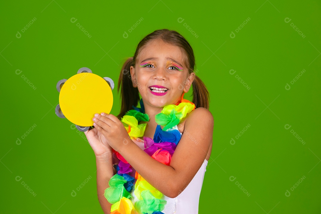 Linda garota loira fantasiada segurando pandeiro sobre fundo verde isolado