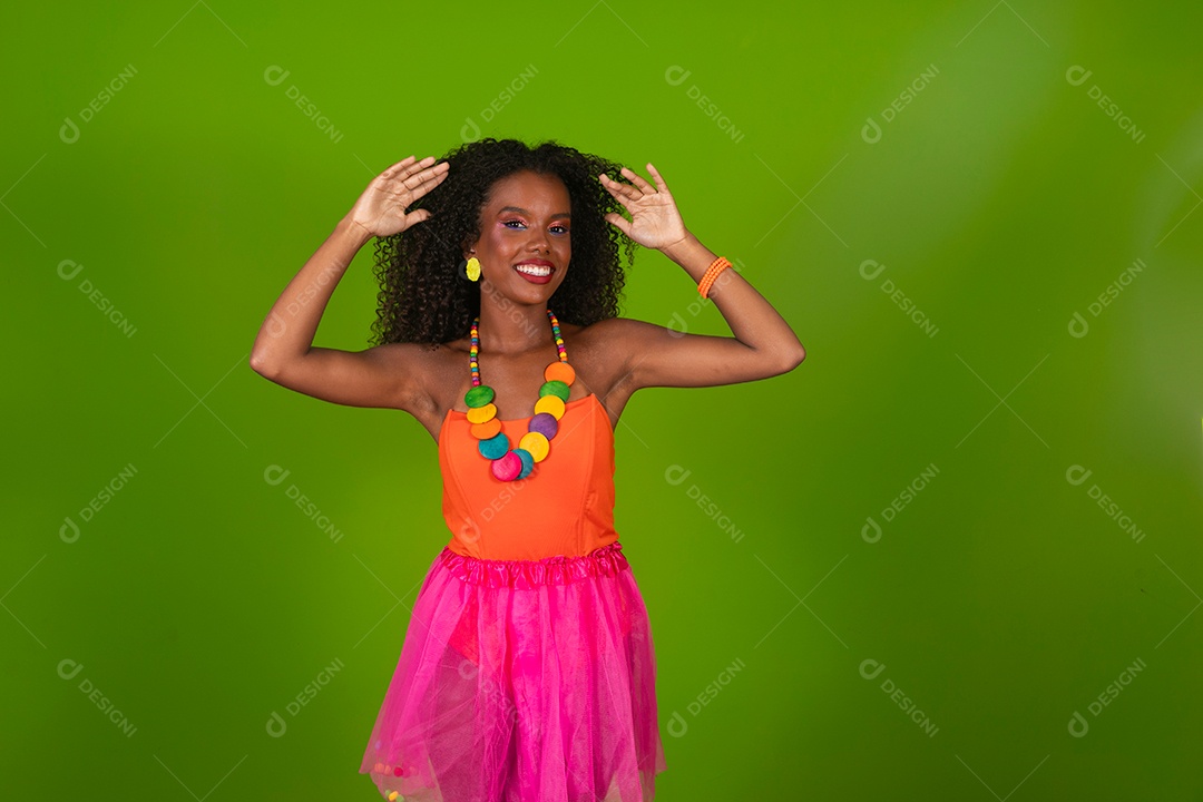 Linda morena fantasiada sorridente sobre fundo verde isolado